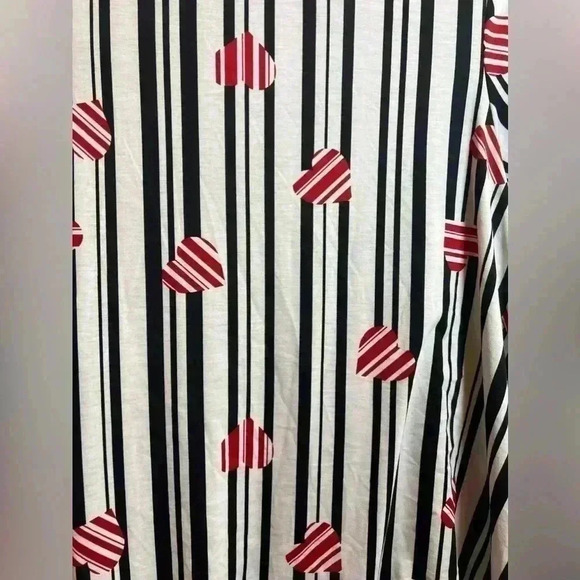 Lularoe short sleeve heart patterned tshirt dress - Picture 5 of 7